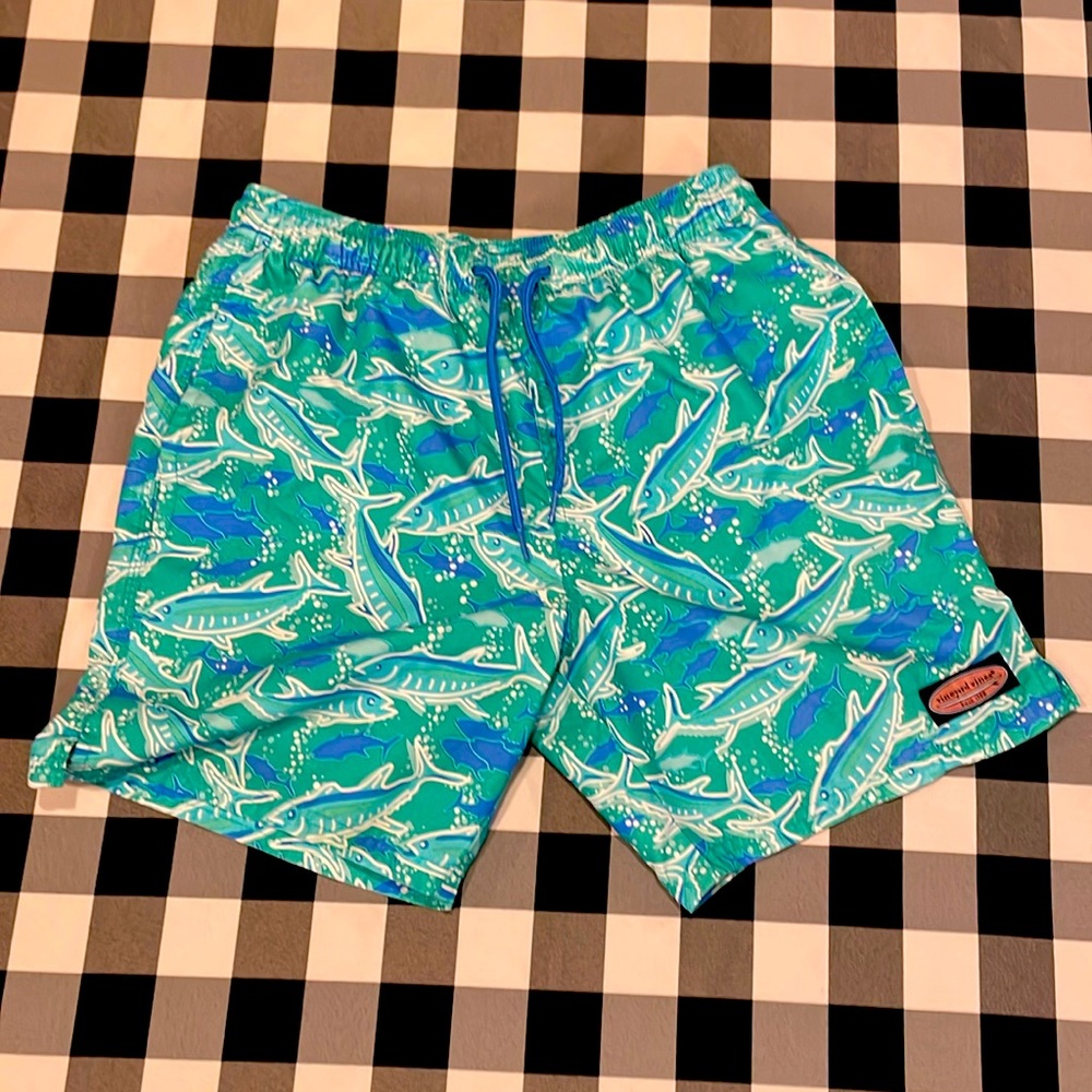 Vineyard Vines swim trunks, lined, elastic waist w/ withdraw string. Men’s XS.